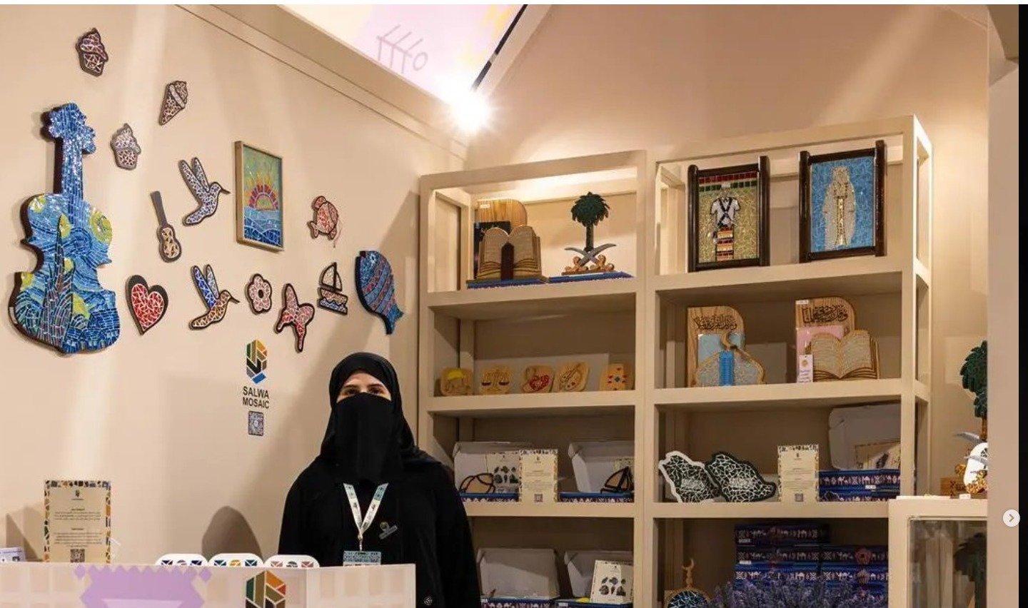 الفنانة سلوى العمودي في جناحها بالنسخة الثالثة من أسبوع الحرف اليدوية السعودي بنان، محاطة بأعمال فسيفساء متنوعة