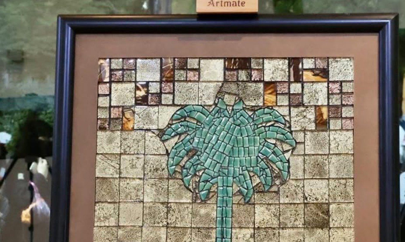 لوحة فسيفساء لنخلة بالأخضر الفيروزي داخل إطار Artmate ضمن فعالية يوم التأسيس