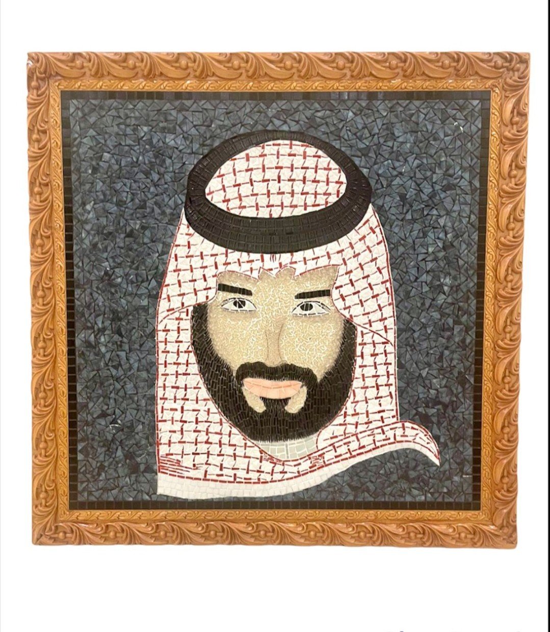 لوحة فسيفساء لصاحب السمو الملكي الأمير محمد بن سلمان بن عبدالعزيز ولي العهد رئيس مجلس الوزراء، بخلفية رمادية داخل برواز خشبي منحوت